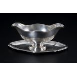 Saucière à double-déversoir sur son présentoir festonné en argent 800, larg. 22,5 cm, 460g