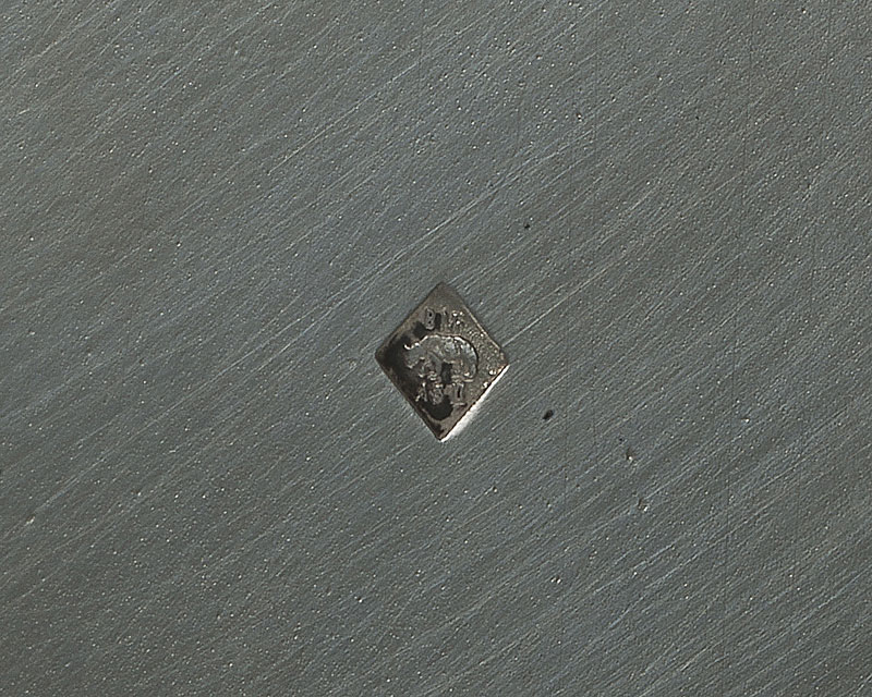 Plateau de service en forme de mandorle en métal argenté. La bordure ajourée et gravé au centre d' - Image 3 of 3