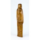 Artiste non-identifié (XXe s.), Femme debout, bois sculpté, monogrammé HKS, ht. 51 cm