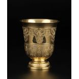 Timbale tulipe en vermeil Minerve 1er titre. A décor Régence sur fond amati, h. 9 cm, 105g