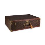 Louis Vuitton, valise rigide Alzer 70 en toile enduite monogrammée et cuir naturel, avenue Marceau