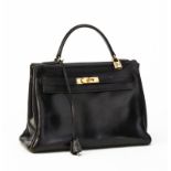 Hermès, sac Kelly 32 en cuir box noir, vintage, bouclerie plaquée or, clefs avec tirette et cadenas,