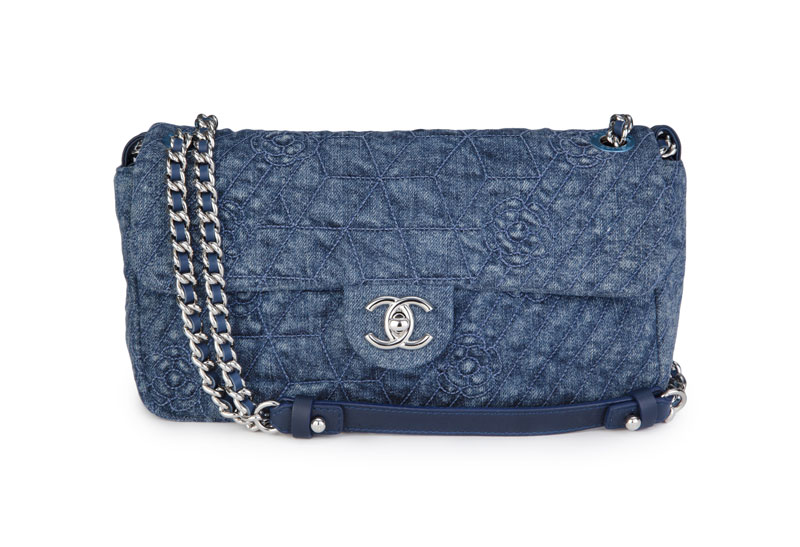 Chanel, sac classique à rabat en jeans bleu brodé de roses, bouclerie palladée, housse, 15x25 cm