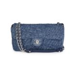Chanel, sac classique à rabat en jeans bleu brodé de roses, bouclerie palladée, housse, 15x25 cm