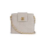 Chanel, sac à bandoulière en toile beige brodée de roses, bouclerie dorée, bandoulière chaînette,