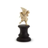 Petit bouffon dansant, figurine en ivoire sculpté, XIXe s, sur socle en bois mouluré, h. 10 cm