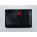 Givenchy, pochette jour en cuir de veau noir avec étoile rouge, couverture de protection, boîte,