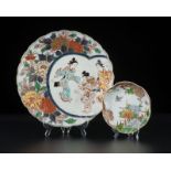 Un plat et un petit plat polylobés en porcelaine Imari, Japon, Arita, époque Meiji, le plat décoré