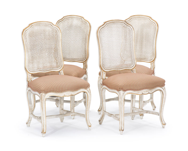 Suite de 4 chaises de style Louis XV, XXe s., en bois peint blanc et rechampi or, à dossier canné,