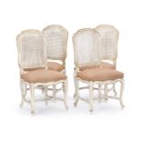 Suite de 4 chaises de style Louis XV, XXe s., en bois peint blanc et rechampi or, à dossier canné,