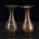 Paire de vases en porcelaine laquée, Japon, époque Meiji, piriformes à cols évasés en collerette,