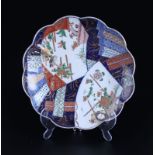 2 plats polylobés en porcelaine Imari, Japon, époque Meiji, 1 décoré de scènes de jardin dans des