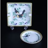 Hermès, cendrier carré et coupelle en porcelaine "Toucan", bord jaune et vert