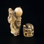 2 netsuke, Japon, époque Meiji, comprenant: 1 Fukurokuju avec un enfant, 2 hommes assis attablés à