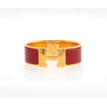 Hermès, Clic H, bracelet en plaqué or et émail rouge, signé, circ. 17 cm