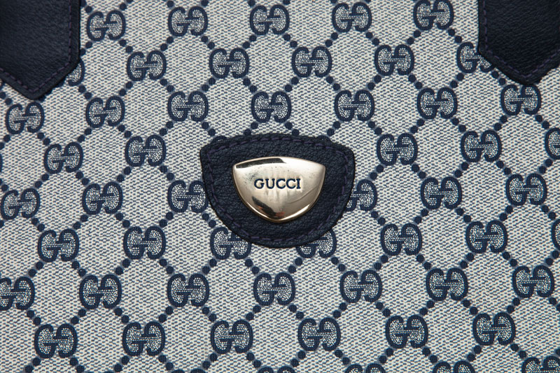 Gucci, sac Plat en toile enduite monogrammée bleu marine, poignées en toile bleu et rouge, 34x32 cm - Image 2 of 3