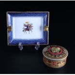 Hermès, cendrier rectangulaire en porcelaine "Feu d'artifice" à bordure bleue et 1 boîte ronde