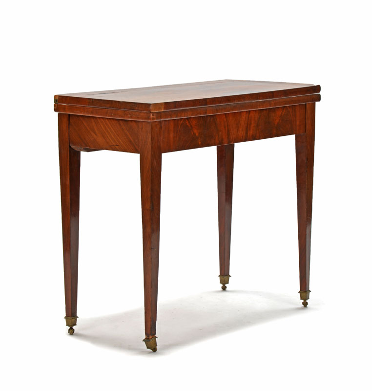 Table à jeu de style Directoire, XXe s., en placage d'acajou, plateau basculant doublé d'un feutre