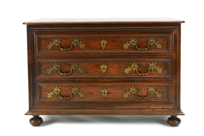 Commode de style Louis XIV, XIXe s., en noyer mouluré ouvrant par trois tiroirs, 81x123x69 cm