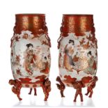 Paire de vases en porcelaine de Kutani, Japon, fin de l'époque Meiji, décorés de scènes d'