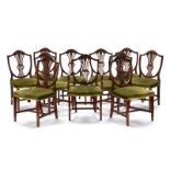 Ensemble de 10 chaises et 1 fauteuils, Angleterre, XXe s., en noyer teinté, dossier en écusson