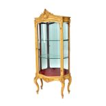 Vitrine de style Louis XV, fin XIXe s., début XXe s., en bois peint beige mouluré à décor de