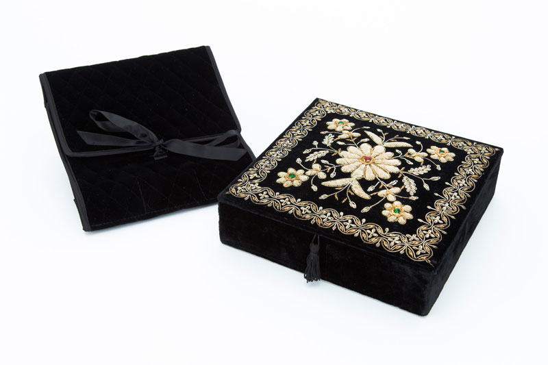Van Cleef & Arpels, pochette bijoux en velours noir matelassé, fermoir à ruban, dans un coffret sans