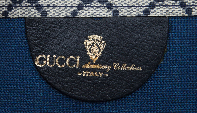 Gucci, sac Plat en toile enduite monogrammée bleu marine, poignées en toile bleu et rouge, 34x32 cm - Image 3 of 3