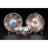 2 petits plats et 1 bol en porcelaine Imari, Japon, époque fin Edo ou Meiji, 1 petit plat décoré