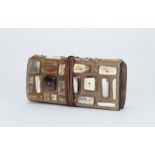 Yves Saint Laurent, pochette clutch en daim kaki pale, le rabat serti de corne en cabochons, 2