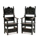 Paire de fauteuils de style Renaissance, fin XIXe s., en bois noirci richement sculpté d'une scène