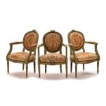 Ensemble de 3 fauteuils médaillons d'époque Louis XVI, en bois laqué crème, dossier et traverse