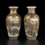Paire de vases ovoïdes en grès de Satsuma, Japon, époque Meiji, décorés de scènes de genre dans