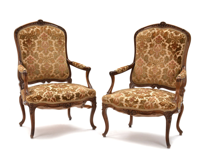 Paire de fauteuils de style Louis XV, XIXe s., en noyer mouluré à décor de fleurettes, consoles d'