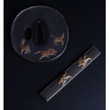 Tsuba et kozuka en bronze, Japon, le tsuba décoré de chevaux en iroye taka-zogan sur fond noir