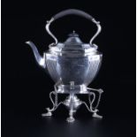 Petit samovar d'époque Edward VII et son réchaud quadripode en argent, par Edward Barnard & Sons