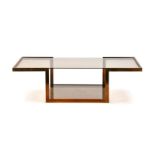 Table basse moderniste, XXe s., en métal doré, double plateau en verre fumé, 40x144x70 cm