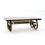 Table basse de style Art déco, XXe s., plateau en verre fumé reposant sur un piétement en fer