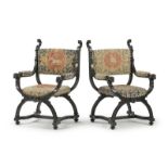 Paire de fauteuils Dagobert, fin XIXe-début XXe s., en bois noirci à décor sculpté de mufles de
