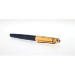 Cartier, stylo plume en plaqué or et laque bleue, plume en or 750, signé