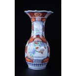 Vase balustre en porcelaine Imari, Japon, époque Meiji, à col évasé à lèvres en accolade, décor de