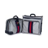 Gucci, valise et porte-habits en toile enduite monogrammée et cuir de porc bleu marine, ruban rouge,