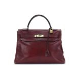 Hermès, sac Kelly en box bordeaux, ...