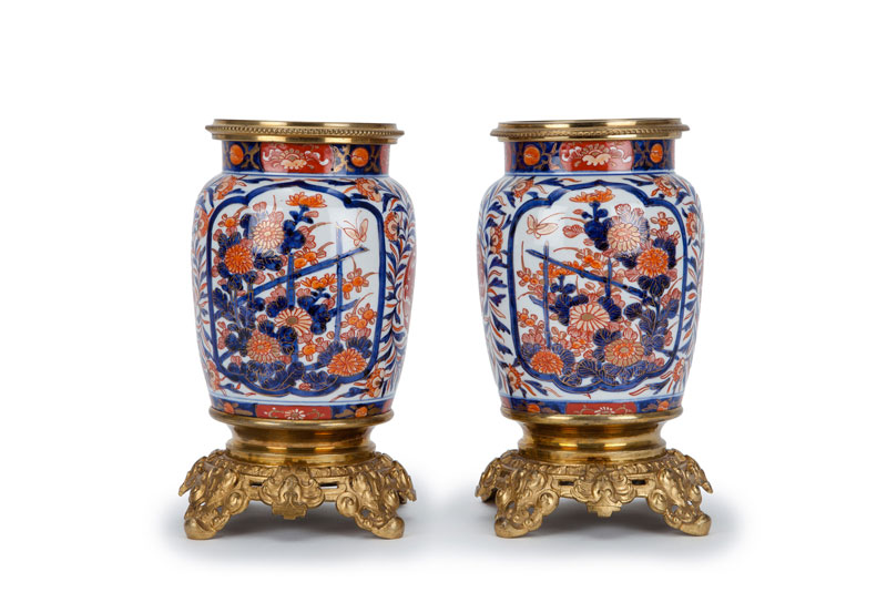 Paire de vases urne en porcelaine ...