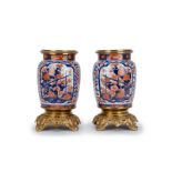 Paire de vases urne en porcelaine ...