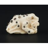 Netsuke en forme de grenouille ...