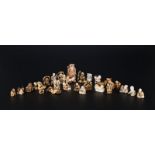 Collection de 27 netsuke en ivoire, ...