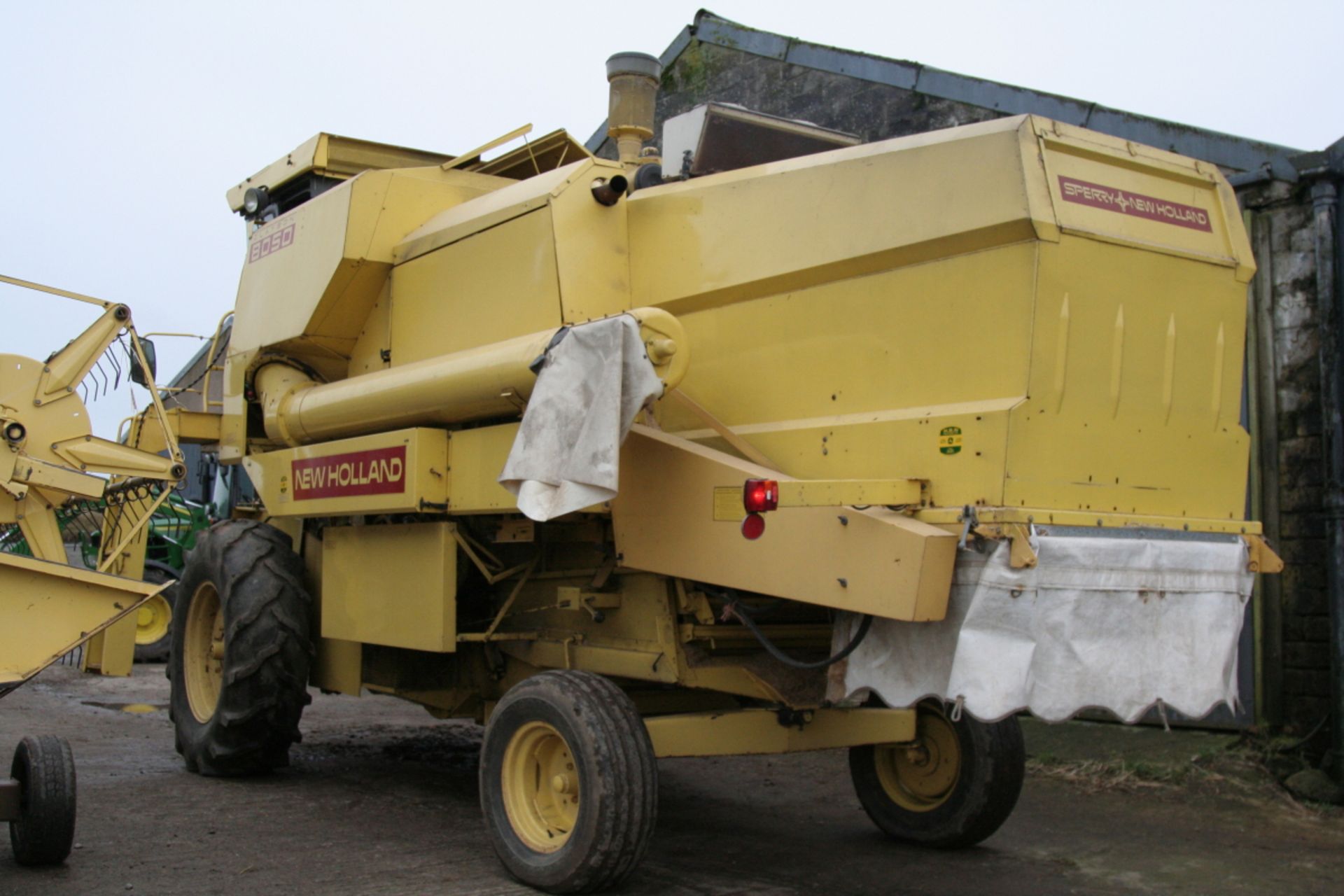 New Holland Clayson 8050  12ft cut Combine. Displaying 3537 hrs . Q228 MAV - Image 7 of 8