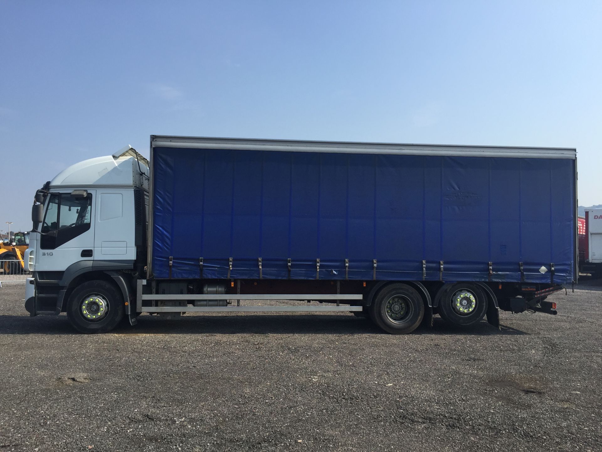 2005, Iveco Stralis 310 Curtain Sided Lorry Reg no. FJ05 WXW, Kms 7669150 approx, c/w tail lift - Image 3 of 23