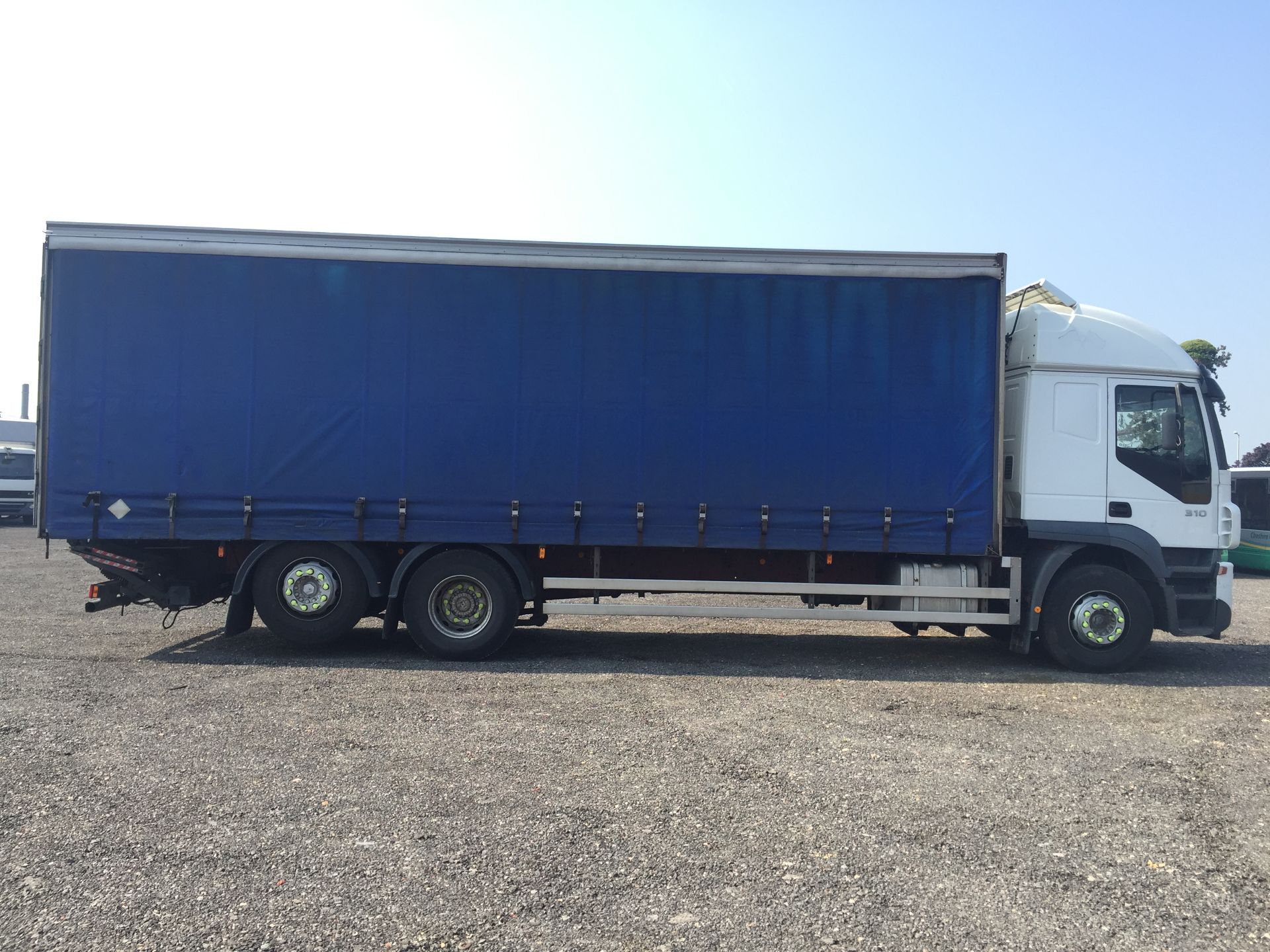 2005, Iveco Stralis 310 Curtain Sided Lorry Reg no. FJ05 WXW, Kms 7669150 approx, c/w tail lift - Image 7 of 23